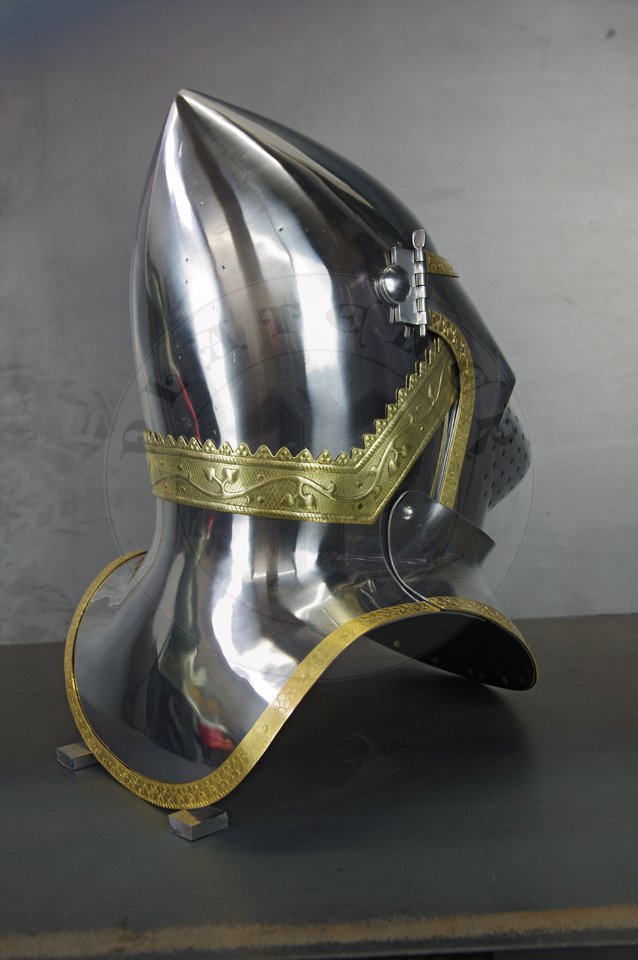 The great bascinet in English style for Agincourt battle period. Demi-greaves connected with greaves on rotary pin. Made of high quality mild steel of 2 mm and 1,5 mm thickness. Heat hardened and tempered up to 34 HRC. Brass bands decoration motive based on example visible on Henry V tournament helm. Brow plate and vervelles cover is interpretation based on few effigies from this period. Weight 6 kg./ Wielki bascinet w stylu angielskim na okres bitwy pod Agincourt. Wykonany z wysokiej jakoci stali niskowglowej o gruboci 2 mm i 1,5 mm. Hartowany i odpuszczany do 34 HRC. Mosine listwy dekoracyjne z motywem wzorowanym na hemie turniejowym Henryka V. Pozostae dekoracje s interpretacj wzorowan na kilku nagrobkach z epoki. Waga 6 kg.